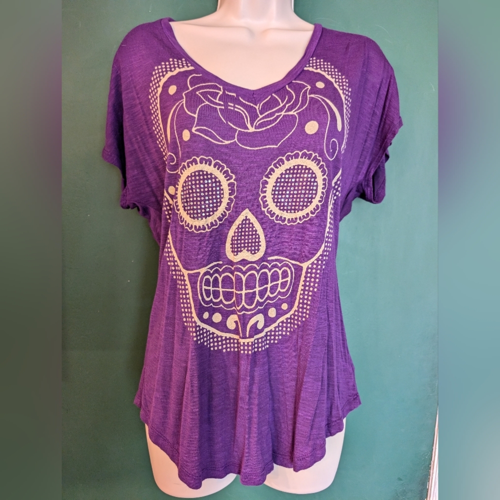 Purple Hannah skull rayon t-shirt with Crystal eyes in size large